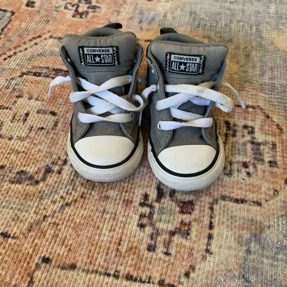 Converse toddler sneaker sz 6 gray black EUC